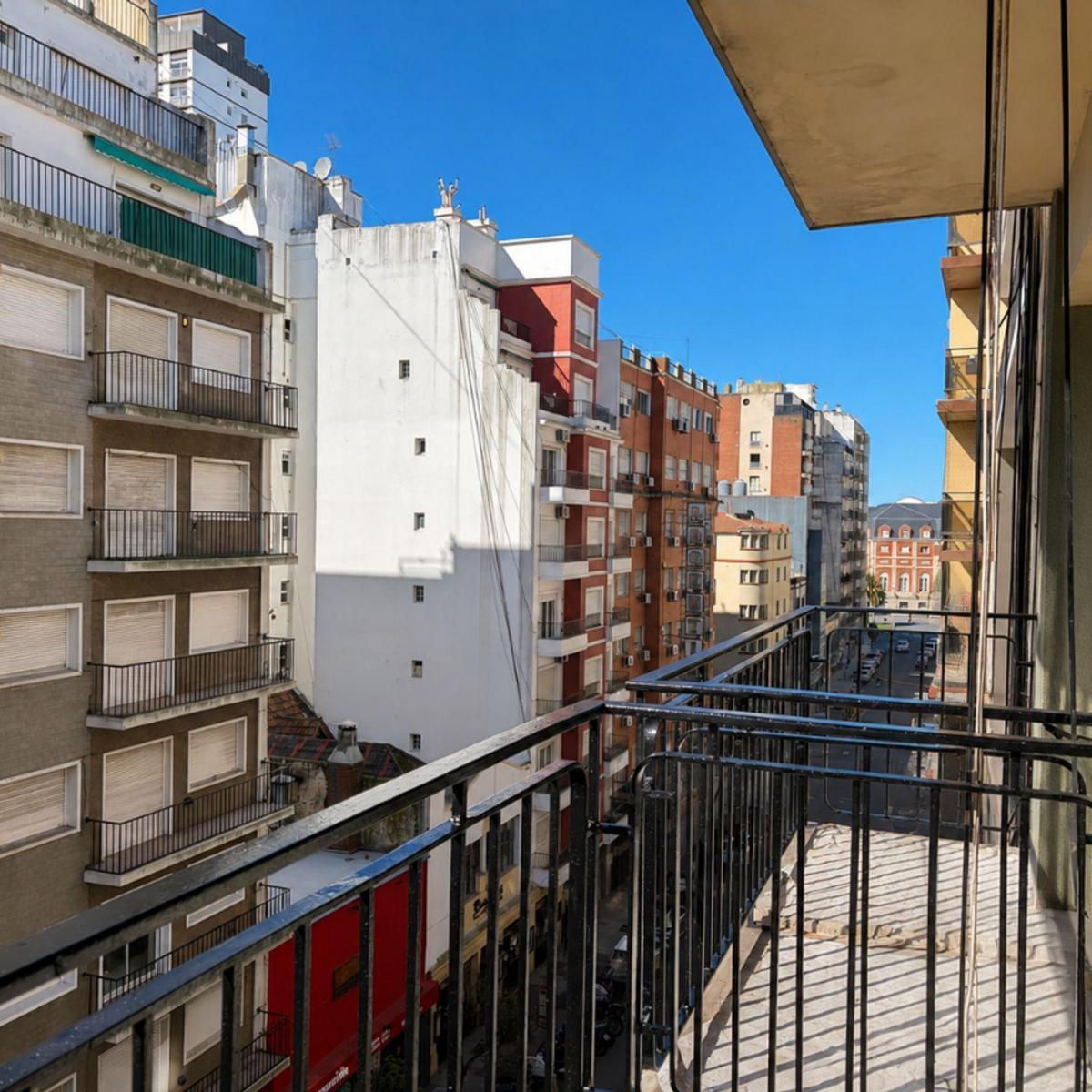 Depto 2 amb, 47m² con balcón — Centro