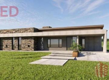 Casa · 180m² · 5 Ambientes · 2 Cocheras · Vende Casa con Fondo de Laguna y Cancha en Barrio Privado Los Canales de Plottier
