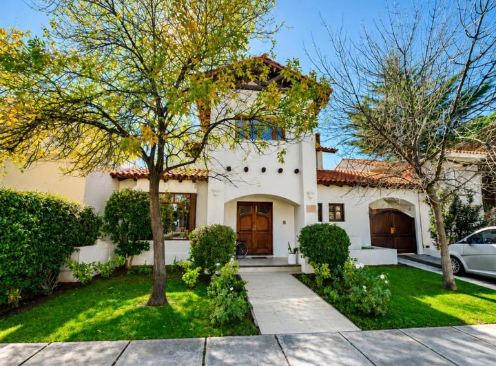 Casa · 325m² · 8 Ambientes · 2 Cocheras