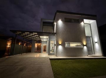 Fachada Nocturna · Espectacular Casa en Barrio Privado Boedo Village