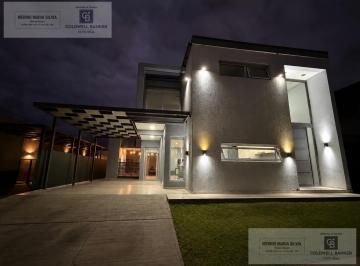 Fachada Nocturna · Espectacular Casa en Barrio Privado Boedo Village