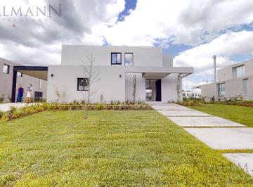 Casa · 272m² · 8 Ambientes · 2 Cocheras · Alquiler Anual Casa 5 Dorm. en La Calesa, Pilará