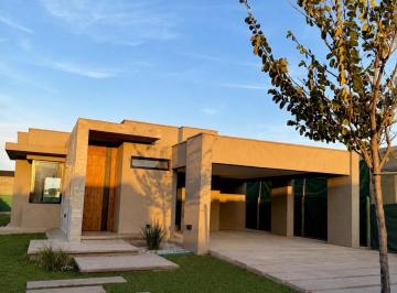 Imponente ingreso, cochera techada para dos autos · Dueño Vende Casa a Estrenar en Barrio Alma Gardenia