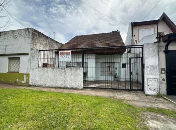 Casa de 4 ambientes, Lomas de Zamora · Casa Tipo Chalet con Construcción Adicional y Fondo Libre. 2 Dorm..