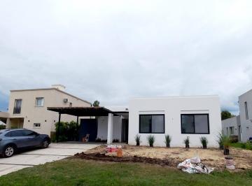 Casa · 132m² · 4 Ambientes · 4 Cocheras · Casa en Venta de 3 Dorm. Jardín y Pileta en Santa Clara, Pilar.