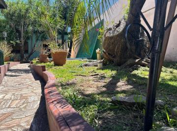 Casa · 200m² · 8 Ambientes · 2 Cocheras · Casa con Jardin y Pileta + Departamento - Excelente