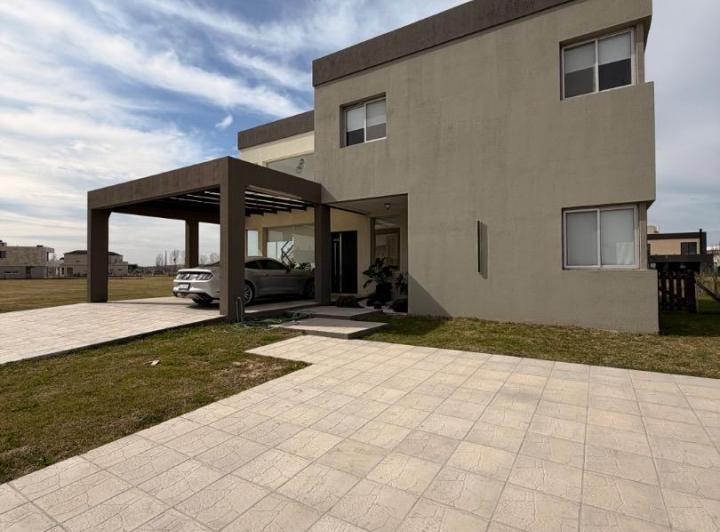 Casa · 330m² · 6 Ambientes · 7 Cocheras