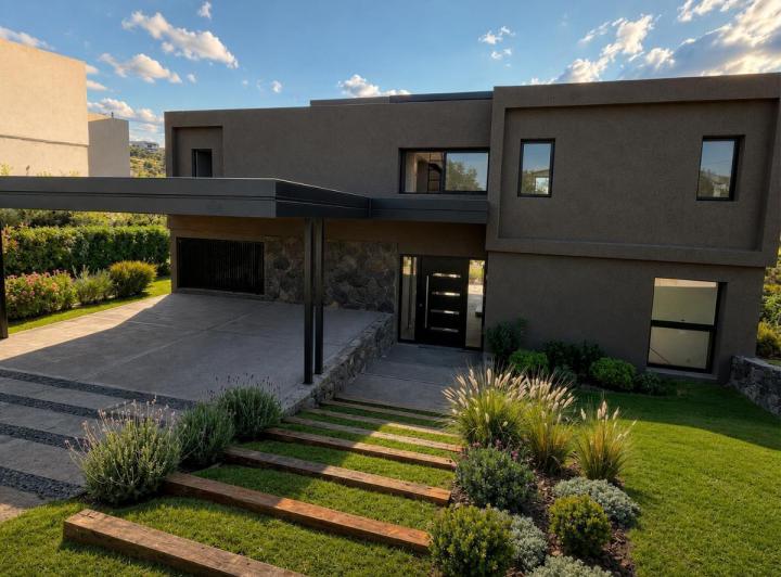 Casa · 335m² · 3 Ambientes · 2 Cocheras