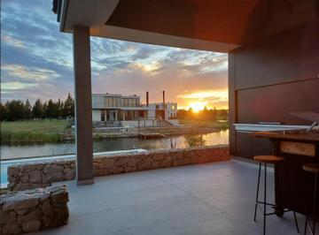 Casa · 230m² · 5 Ambientes · 2 Cocheras · Casa en Venta de 5 Ambientes con Jardín en El Naudir.