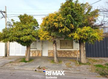Casa · 50m² · 3 Ambientes · 1 Cochera · Casa a Refaccionar con Gran Jardin. Apta Credito!