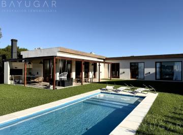 Casa · 205m² · 5 Ambientes · 6 Cocheras · Venta Casa - San Sebastian, Area 6 - Apto Crédito