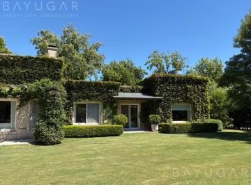 Casa · 260m² · 8 Ambientes · 2 Cocheras · Venta - Importante Casa en Club de Campo Centauros / Pilar