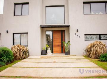 Casa · 165m² · 4 Ambientes · Casa en Lote Central Alvarez del Bosque