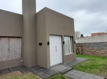 Casa · 100m² · 3 Ambientes · 4 Cocheras · Casa en Venta - 2 Dorm. 2 Baños - Cocheras - 300 m² - Carhué