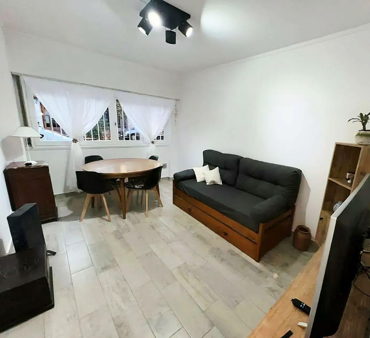 Departamento 2 ambientes a la calle con patio en venta