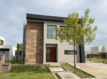 Casa · 165m² · 4 Ambientes · 3 Cocheras · Casa a La Venta en Vila Marina 1