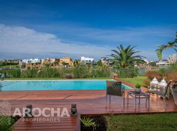 Casa · 700m² · 5 Ambientes · 4 Cocheras · Casa Venta o Alquiler Doble Lote a La Laguna
