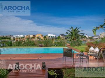Casa · 700m² · 5 Ambientes · 4 Cocheras · Casa Venta o Alquiler Doble Lote a La Laguna