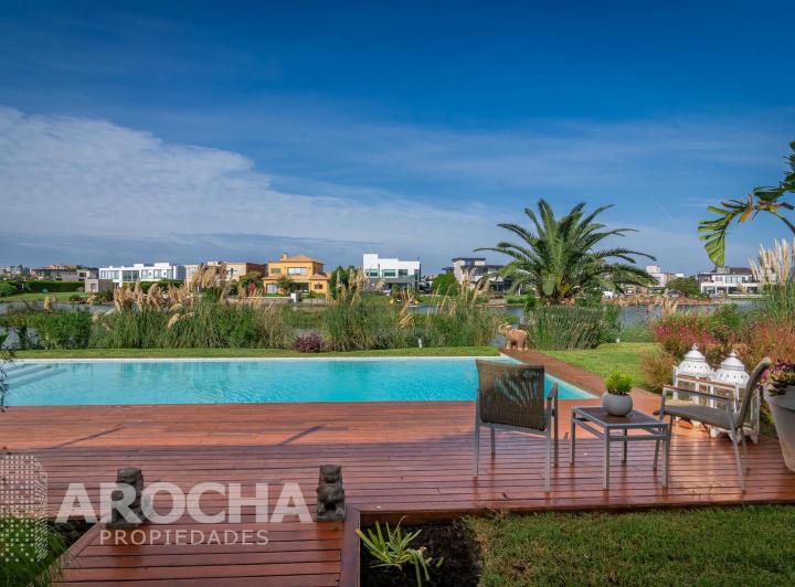 Casa · 700m² · 5 Ambientes · 4 Cocheras