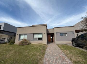 Casa de 4 ambientes, Esteban Echeverría · Casa Amoblada de 4 Ambientes con Pileta en Alquiler – Barrio Privado Santa Inés, Canning