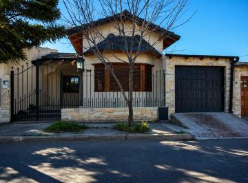 Casa · 118m² · 4 Ambientes · 1 Cochera · Casa 8 de Octubre 1370 - Santa Rosa