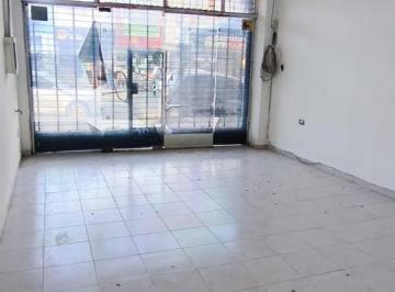 Local comercial · 320m² · 4 Ambientes · Local en Alquiler - 3 Dorm. 5 Baños - 320 m - Mataderos