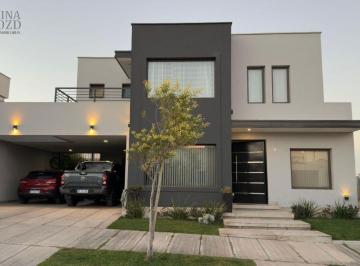 Casa de 9 ambientes, El Challao · Casa en Venta de 4 Dorm. C/ Cochera en El Challao