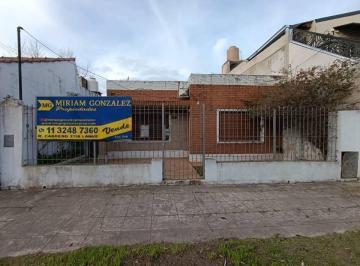 Casa de 3 ambientes, Lomas de Zamora · Venta Casa 3 Amb Al Frente con Patio. Saltalamachia N° 800, Banfield.