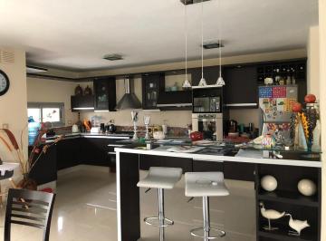 Casa · 345m² · 4 Ambientes · 10 Cocheras · Casa en Causana