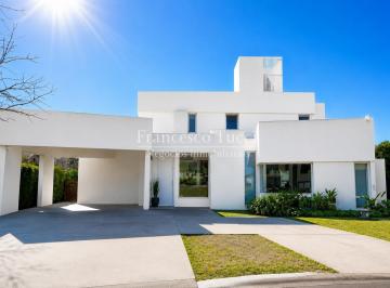 Casa · 257m² · 6 Ambientes · 3 Cocheras · Casa en Venta 6 Ambientes con Pileta en Weston Barrio Cerrado