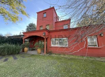 Casa · 319m² · 7 Ambientes · 1 Cochera · Casa de 7 Ambientes 5 Baños y Amarra en Barrio San Isidro Labrador, Benavidez