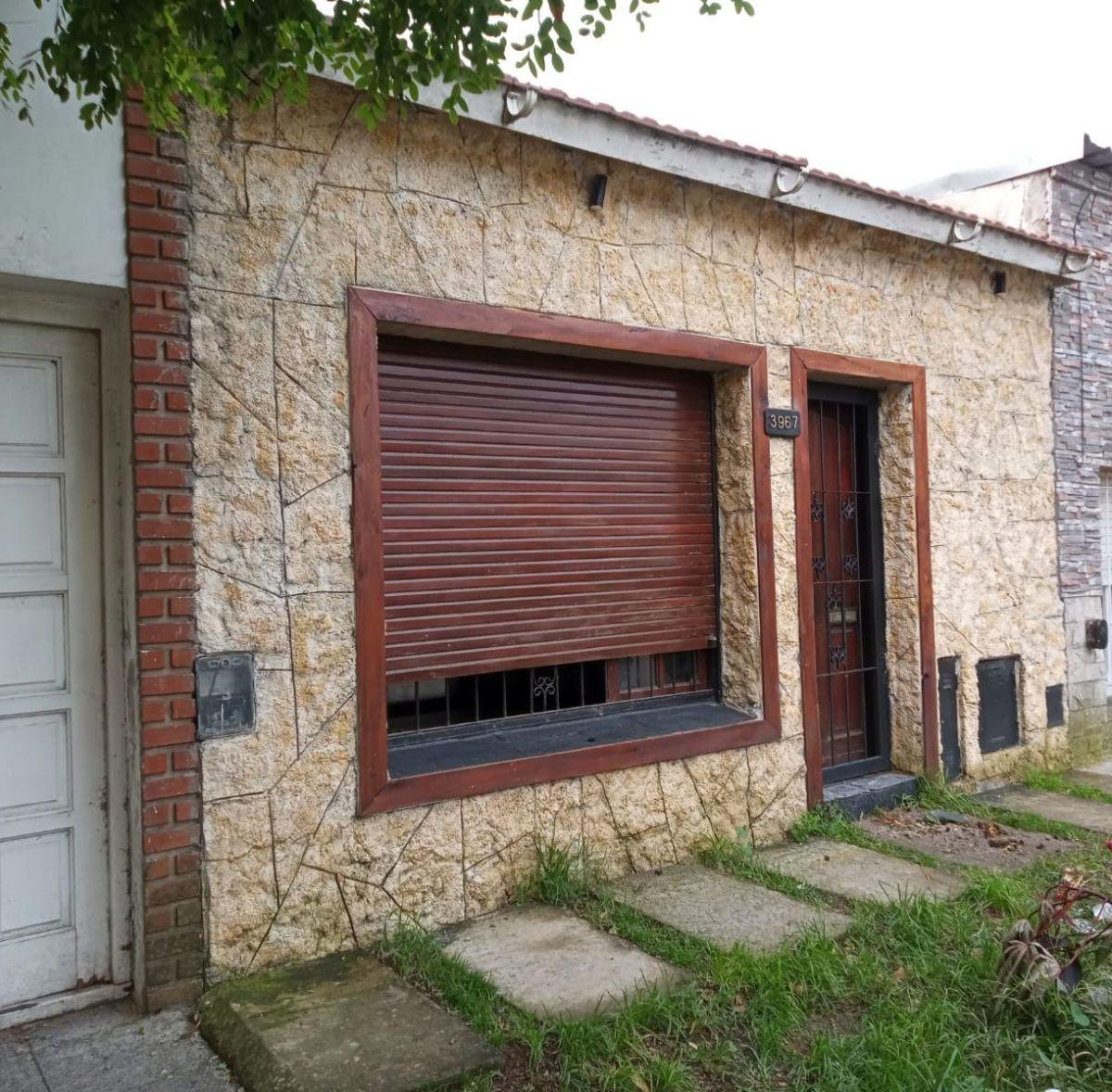 En venta. Atractivo ph de dos ambientes a la calle con patio y piscina