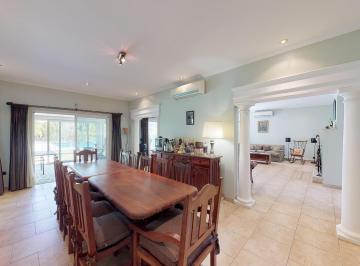 Casa · 414m² · 5 Ambientes · 1 Cochera · Venta de Casa en Capos de Roca