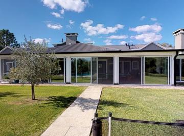 Casa · 414m² · 5 Ambientes · 1 Cochera · Venta de Casa en Capos de Roca
