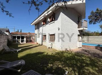 Casa · 322m² · 9 Ambientes · 1 Cochera · Gran Casa en Cerro de Las Rosas 4 Dorm/pileta