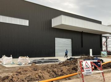 Depósito · 1200m² · Deposito a Estrenar Sobre Colectora Au Bs As La Plata Km 30, C/portones Para Camiones Containers. a
