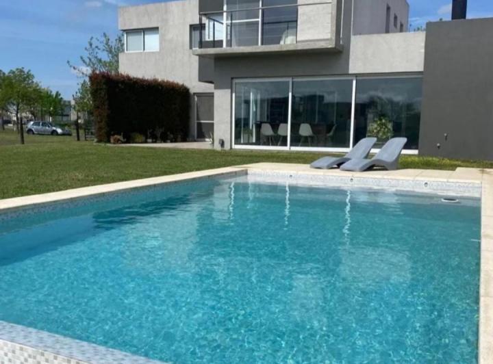 Casa · 220m² · 5 Ambientes · 1 Cochera