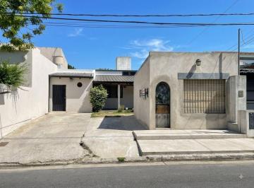 Casa de 5 ambientes, La Plata · Casa de 200 m² con 3 Dorm. con Pileta en Venta en La Plata