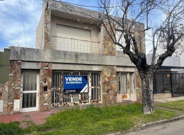 Casa · 190m² · 5 Ambientes · 1 Cochera · Casa Al Frente de Dos Plantas + Casa Interna a Reciclar