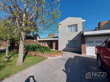 Casa · 250m² · 4 Ambientes · 4 Cocheras · Chalet Moderno Sobre Lote de 650 m²