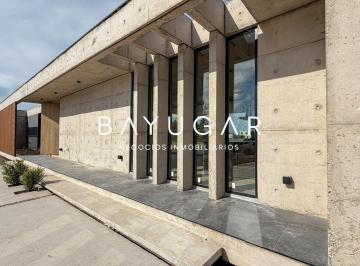 Casa · 180m² · 4 Ambientes · 1 Cochera · Venta - Importante Casa en everlink'S - Luján