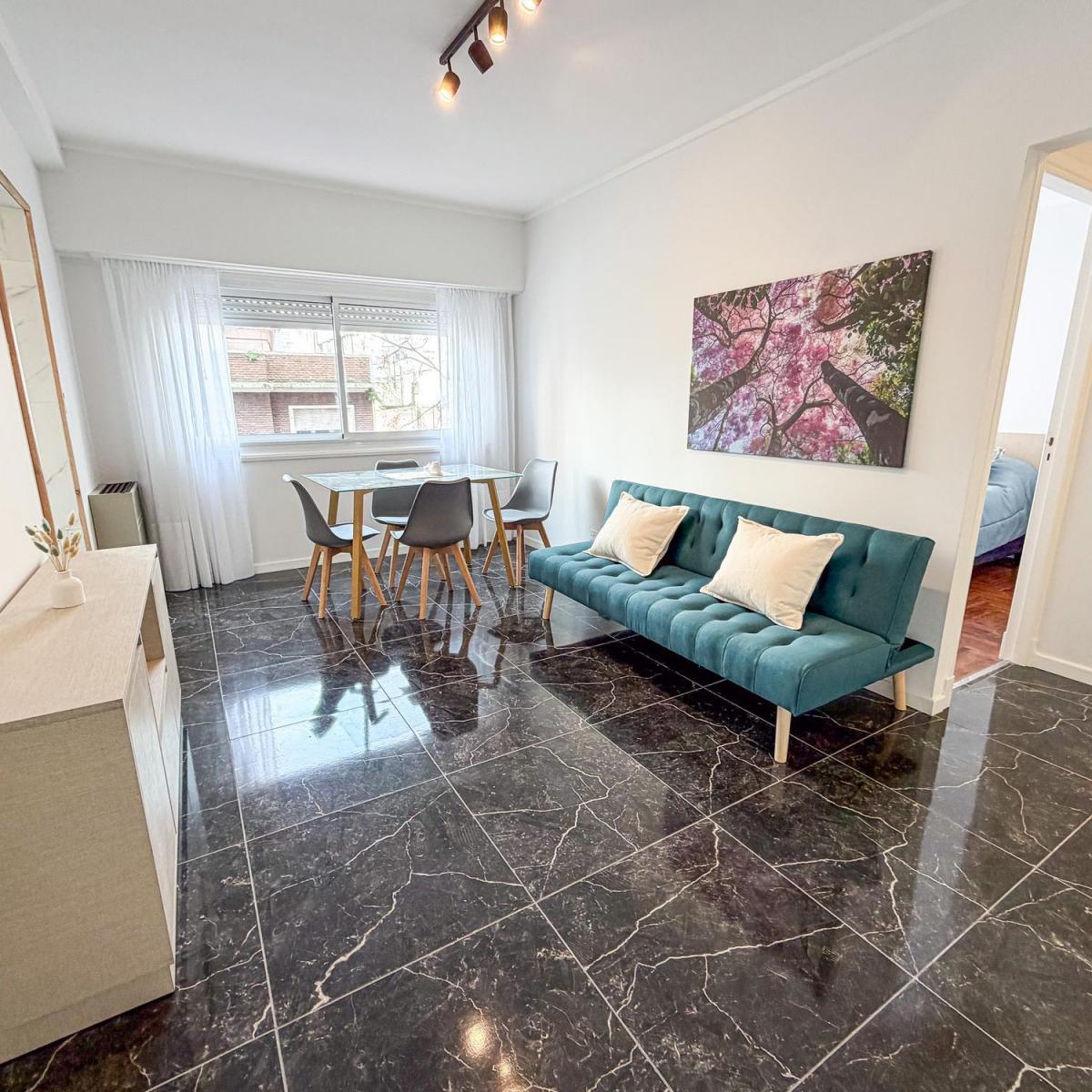 Departamento de 3 ambientes totalmente reciclado. Amplio living comedor a la calle.