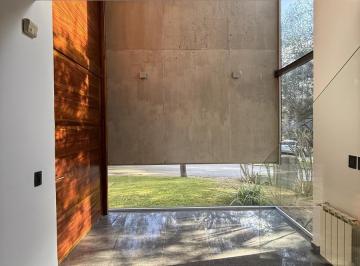 Casa · 400m² · 8 Ambientes · 1 Cochera · Casa en Alquiler en La Rufina