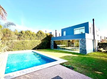 Casa · 219m² · 4 Ambientes · 2 Cocheras · Casa en Venta Barrio La Damasia