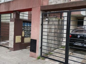 Departamento en Alquiler de 2 ambientes Villa Sarmiento · Departamento en Planta Baja Al Frente de Dos Ambientes