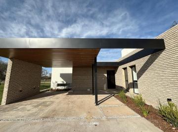 Casa · 135m² · 4 Ambientes · 2 Cocheras · Casa en Venta 3 Dorm. Financiada - Siete Soles
