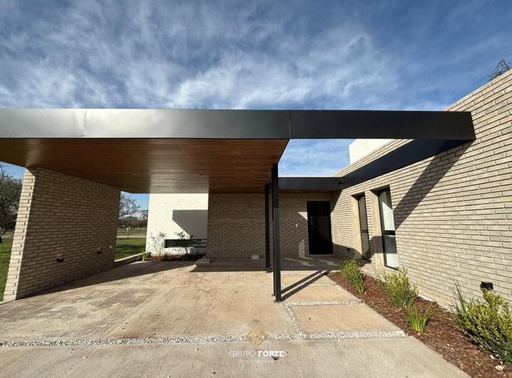 Casa · 135m² · 4 Ambientes · 2 Cocheras