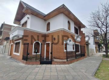 Casa · 137m² · 5 Ambientes · 1 Cochera · Venta Casa 5 Ambientes en Gerli - Lanús. Apto Crédito