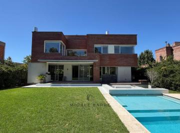 Casa · 246m² · 7 Ambientes · 3 Cocheras · Casa en Venta en Mayling Club de Campo