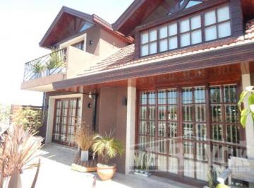 Casa · 210m² · 4 Ambientes · 1 Cochera · Importante Chalet con Quincho y Patio en Quilmes, Casa en Planta Alta